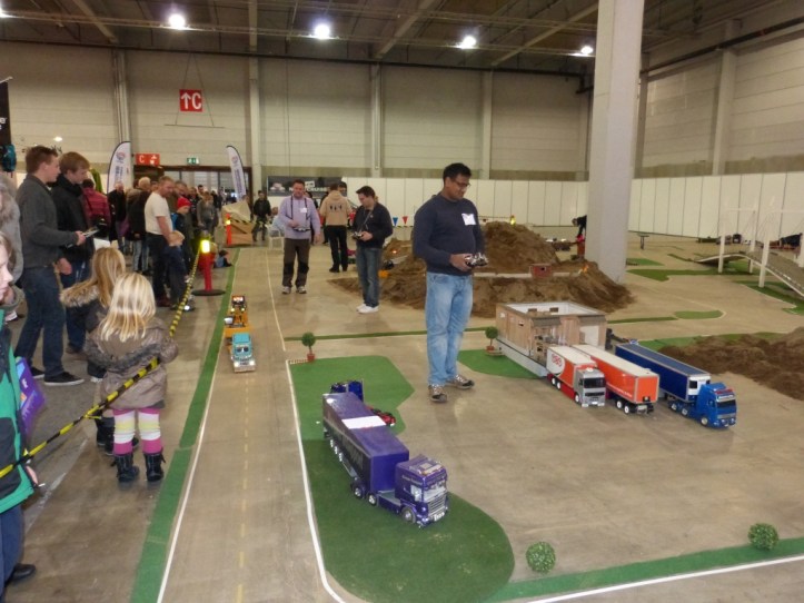 Vuxna män med leksaksbilar