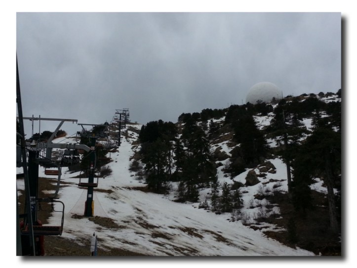 Skidbacken i vårglans (?) Tre liftar, fyra nerfarter, träden mitt i backen ingår.