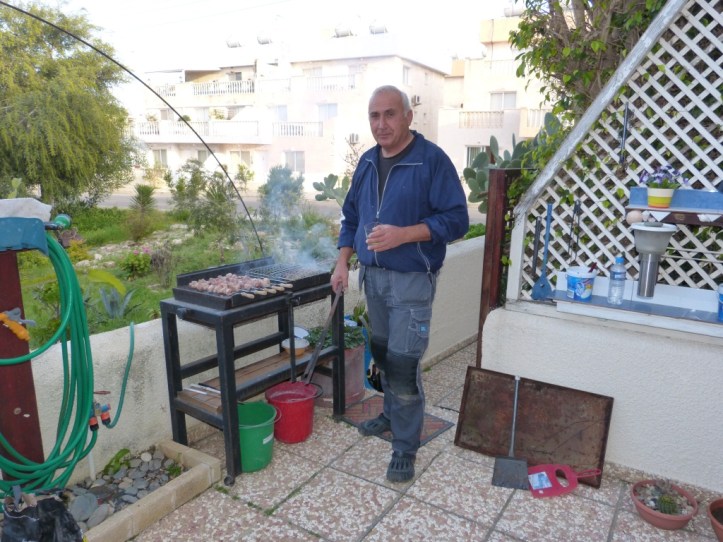 Den perfekta kocken lagar perfekt souvlaki.