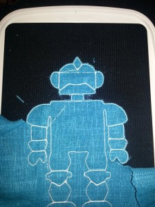 Fäststygnen är gjorda och nu klipps överflödigt tyg bort