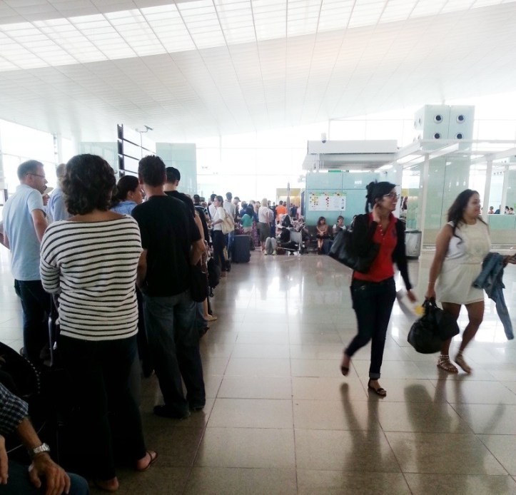 50 meter kö. Längst bort i fjärran syns en skylt. På den står det Vueling, den är vårt mål och vår hägring.