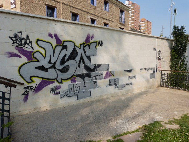 Klottrad vägg som blev lite kul när någon ändrade muren utan klottrarens designinput