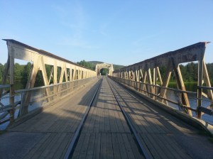 Tåg, bil, cykel, och gång i en enda stor hög på den enfiliga (två om det kniper) bron
