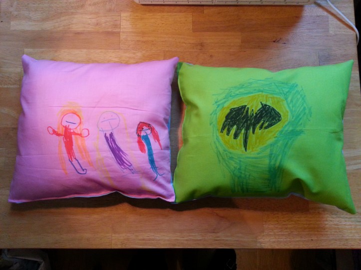 Den stickade sjöjungfrun längst till vänster, Rapunzel i sin lila klänning och långa blonda hår i mitten och Ariel med rött hår och grön klänning längst till höger. Åsså Batman förstås.