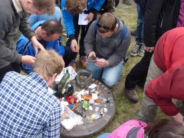 En Travel Bug är en tag med ett unikt identifikationsnummer som är fäst i något som säger något om den; var den vill resa, "se" eller andra egenskaper.