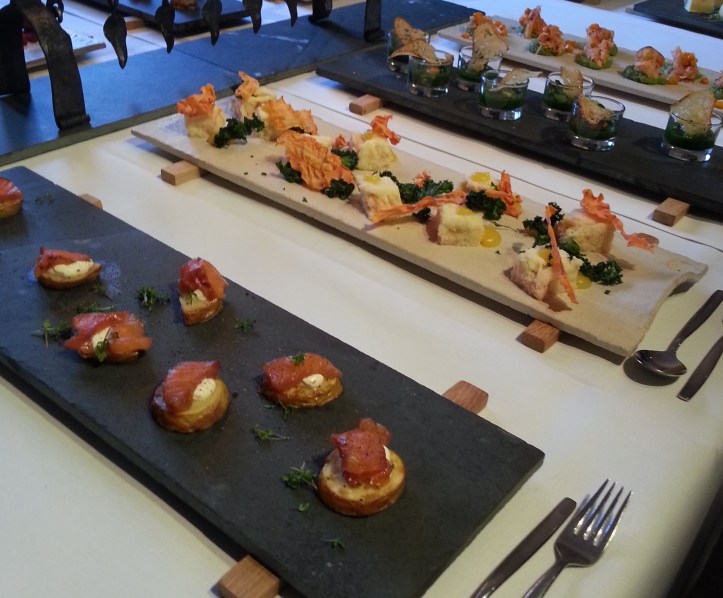 Små bitar utsökt upplagt. Ser lite ut men det är bara att fylla på så många gånger man vill.