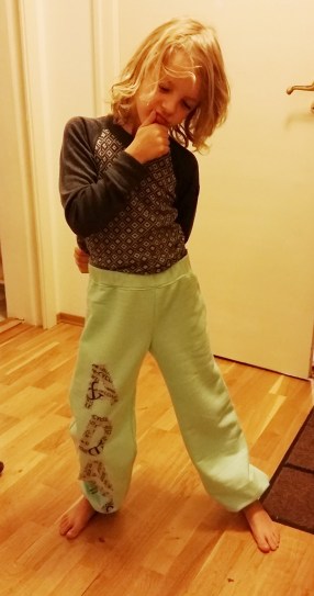 Adam gör sin hiphop-pose. Alla i gruppen ska ha varsin grundpose, och det här är hans.