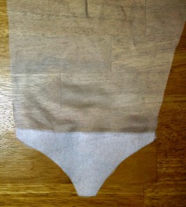 Vliselin på insidan av nederkanten av båda ärmarna.