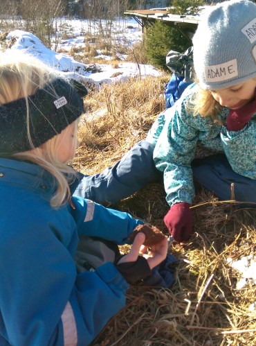 Paus vid skjutbanan för lite lek i gräset