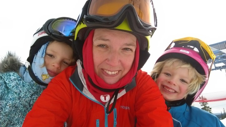 Det är väl inte bevis för att jag åkt , men iallafall att jag har tatt på mig alla skidkläder, inklusive min nya hjälm och skidglasögon. Närmare bevis än så kommer vi inte.